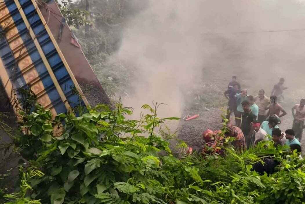 কুষ্টিয়ায় পাথরবোঝাই ট্রাক খাদে উল্টে আগুন, চালকসহ দুইজনের মৃত্যু