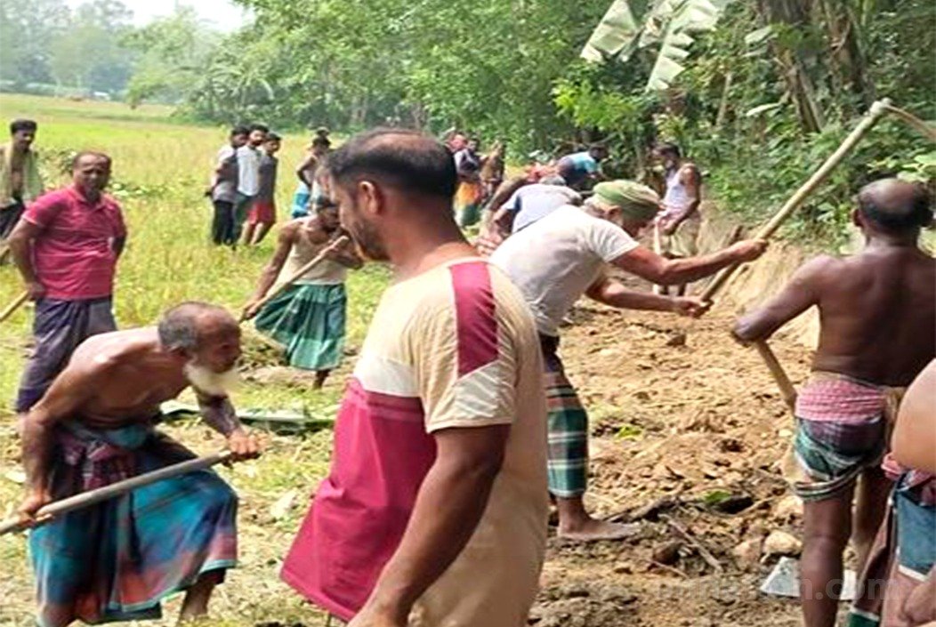 শেরপুরে দীর্ঘ ভোগান্তি শেষে গ্রামবাসীর উদ্যোগে রাস্তা নির্মাণ