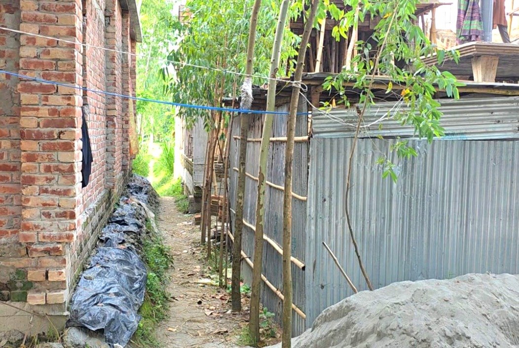 শেরপুরে রাস্তা বন্ধ ও পুকুর দখলের অভিযোগ