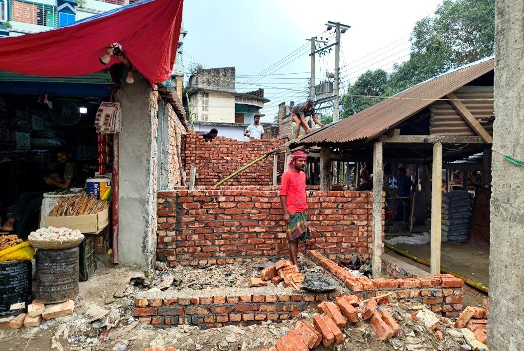 শেরপুরে বারোদুয়ারি হাটের জায়গা দখল করে দোকান নির্মাণের মহোৎসব