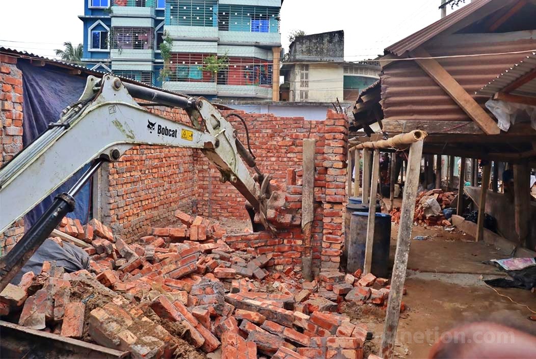 শেরপুরে বারোদুয়ারি হাটের ৬টি অবৈধ দোকান গুঁড়িয়ে দিল প্রশাসন