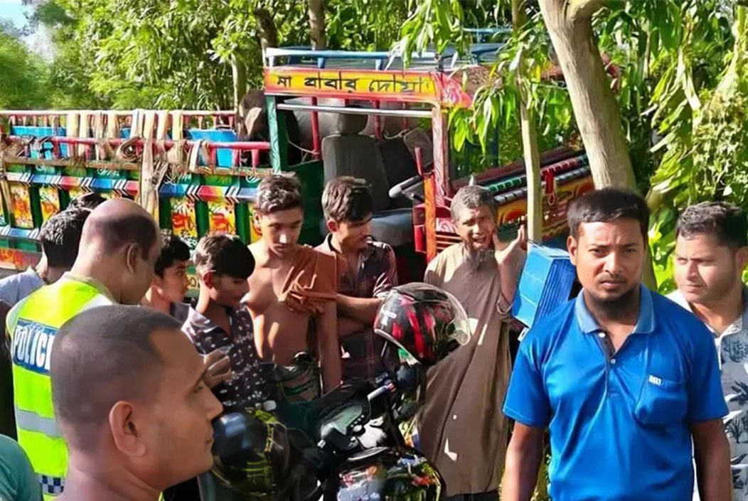বগুড়ায় গরুবাহী ভটভটি উল্টে ব্যবসায়ীসহ নিহত ২