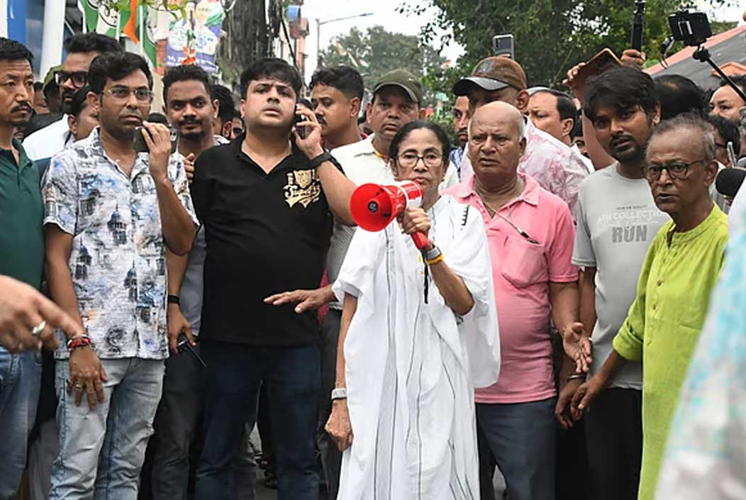 কলকাতায় তৃণমূলের প্রতিবাদ মিছিলে বিজেপির বাধা, আহত ১৫