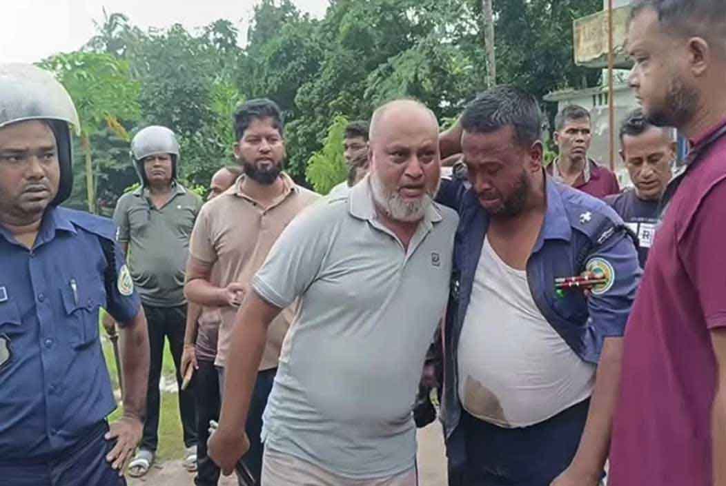 বরিশালে আসামি মৃত্যুর গুজবে থানায় হামলা, আহত ১২