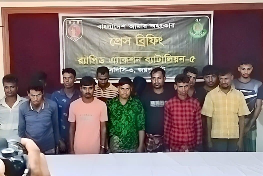 নওগাঁয় ডাকাত দলের ১৪ সদস্যকে আটক করেছে র্যাব