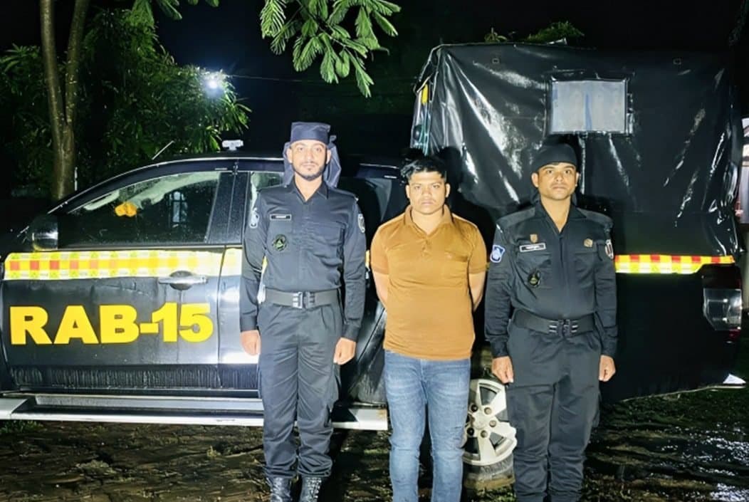 কক্সবাজার র্যাবের অভিযানে বিয়ার-মদসহ আটক ১