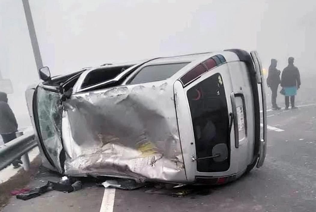 চট্টগ্রামের আনোয়ারায় বঙ্গবন্ধু টানেল অ্যাপ্রচ সড়কে মাইক্রোবাস দুর্ঘটনায় আহত ৮