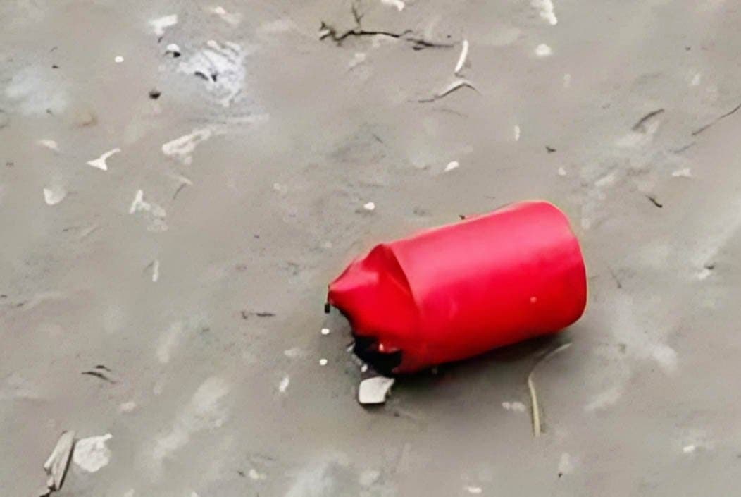 চাঁপাইনবাবগঞ্জে বাবার ব্যবহারকৃত ককটেল বিস্ফোরণে মেয়ে আহত
