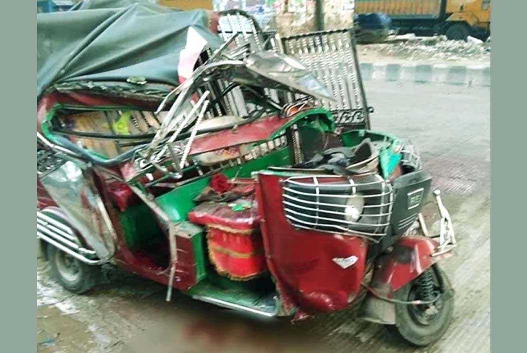 কোনাবাড়ীতে দাঁড়িয়ে থাকা কাভার্ডভ্যানে সিএনজির ধাক্কা, নিহত ১