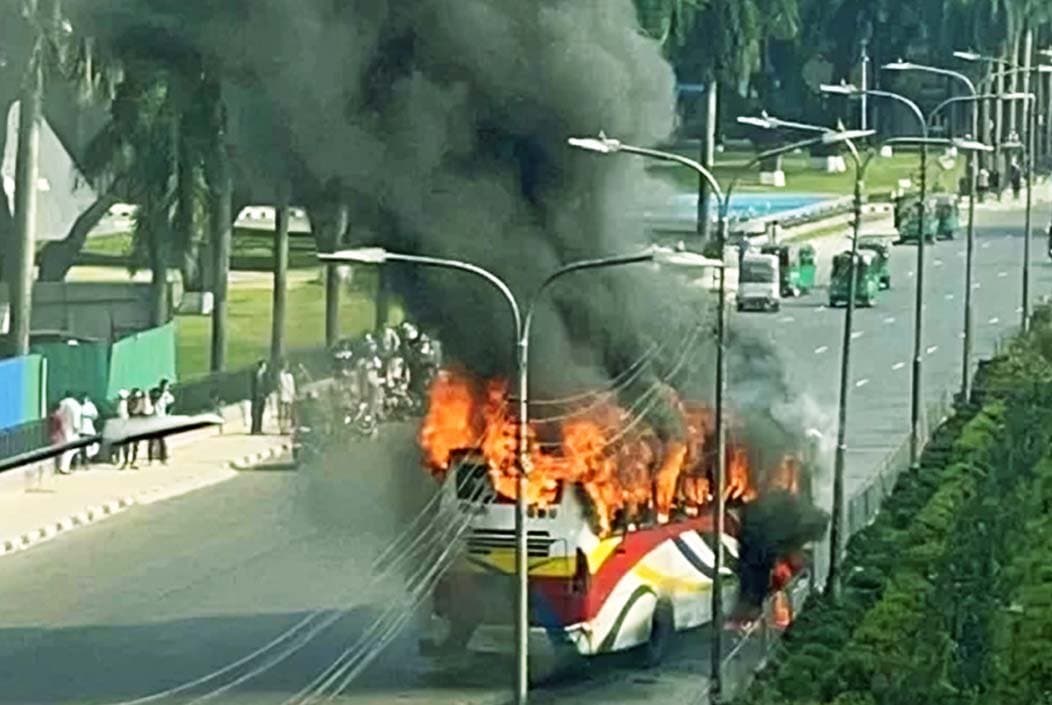 রাজধানীতে চলন্ত বাসে অগ্নিকাণ্ড, নিয়ন্ত্রণে দুই ইউনিট