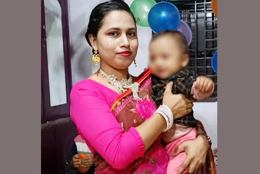 শিশুসন্তানকে নিয়ে ট্রেনের নিচে ঝাঁপ দিয়ে গৃহবধূর আত্মহত্যা
