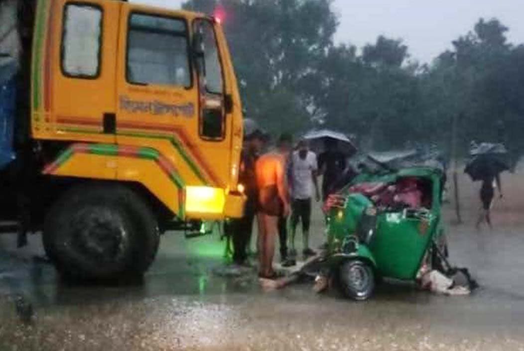 বগুড়ার শেরপুরে ট্রাক চাপায় সেনা সদস্য সহ ৪ যাত্রীর মৃত্যু