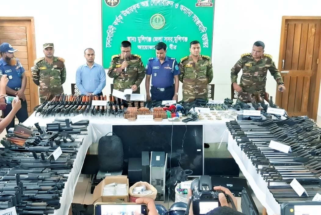 লুট হওয়া ২১৯টি আগ্নেয়াস্ত্র উদ্ধার করে পুলিশে দিলো সেনাবাহিনী