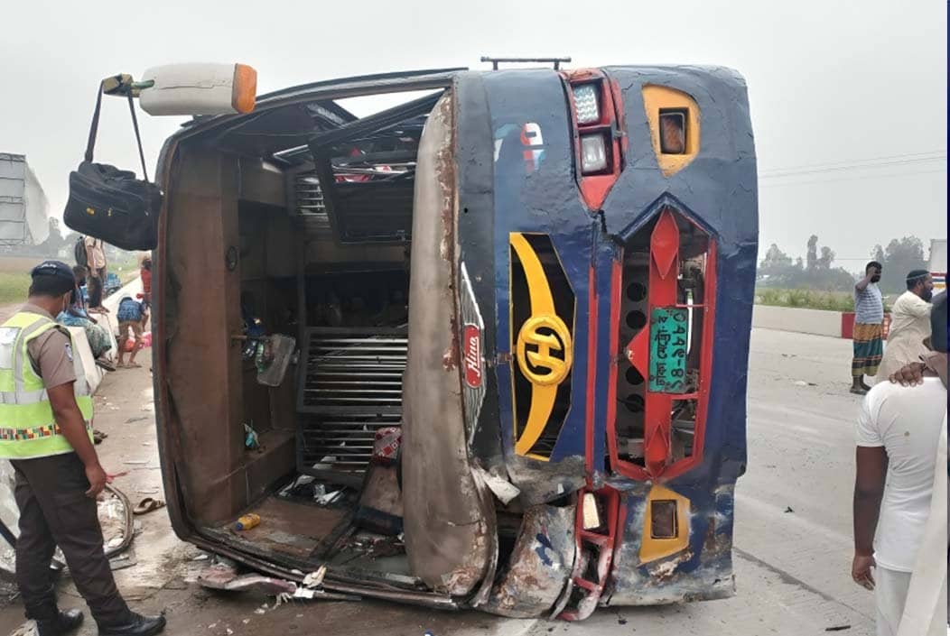 শেরপুরে নিয়ন্ত্রণ হারিয়ে বাস উল্টে যাত্রীর কব্জি বিচ্ছিন্ন