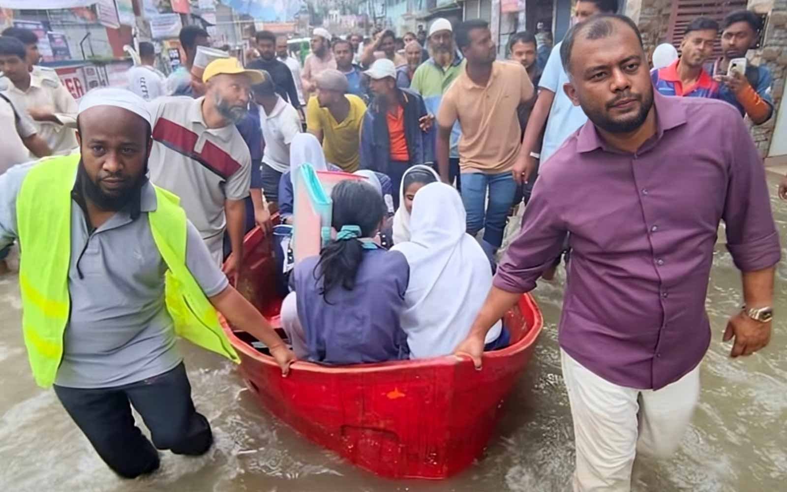 এইচএসসি পরীক্ষার্থীদের নৌকায় কেন্দ্রে পৌঁছে দিলেন কুসিক প্রশাসক