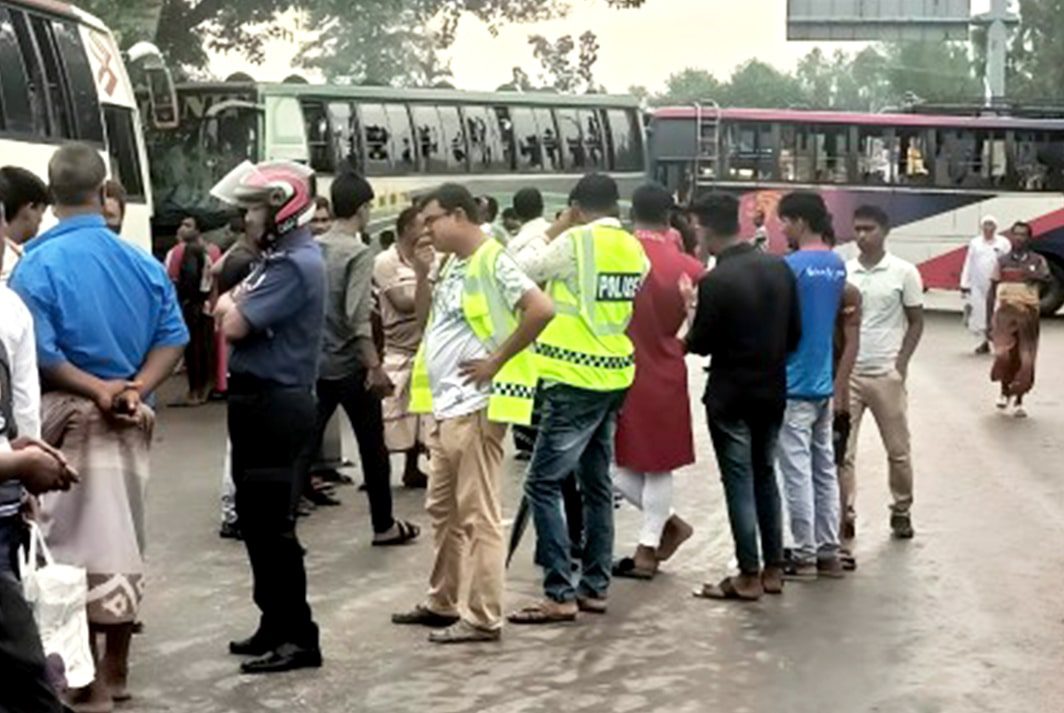 নওগাঁর মান্দায় বাস ও অটোরিকশা শ্রমিকদের সংঘর্ষ, দুর্ভোগে যাত্রীরা