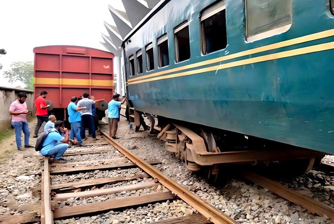 রাজশাহী-চপাইনাওয়াবগঞ্জ রেললাইনে দেয়াল ধসে দেড় ঘণ্টা ব্যাহত ট্রেন পরিষেবা