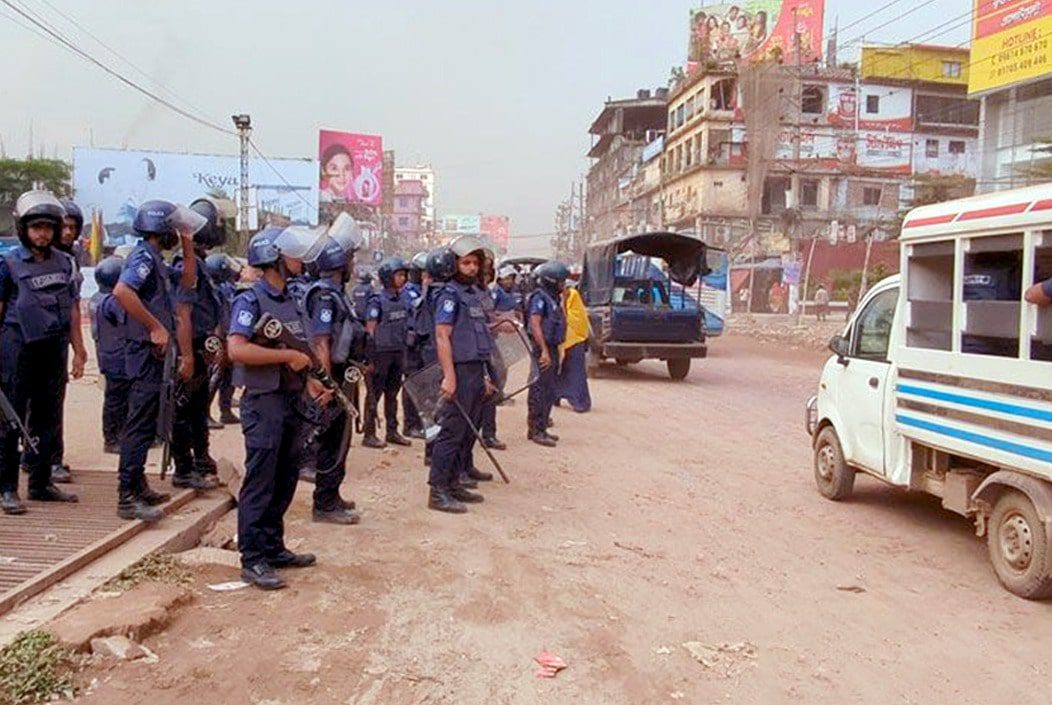 গাজীপুর ও সাভারে শ্রমিক-পুলিশ সংঘর্ষে ৩০ শ্রমিক আহত