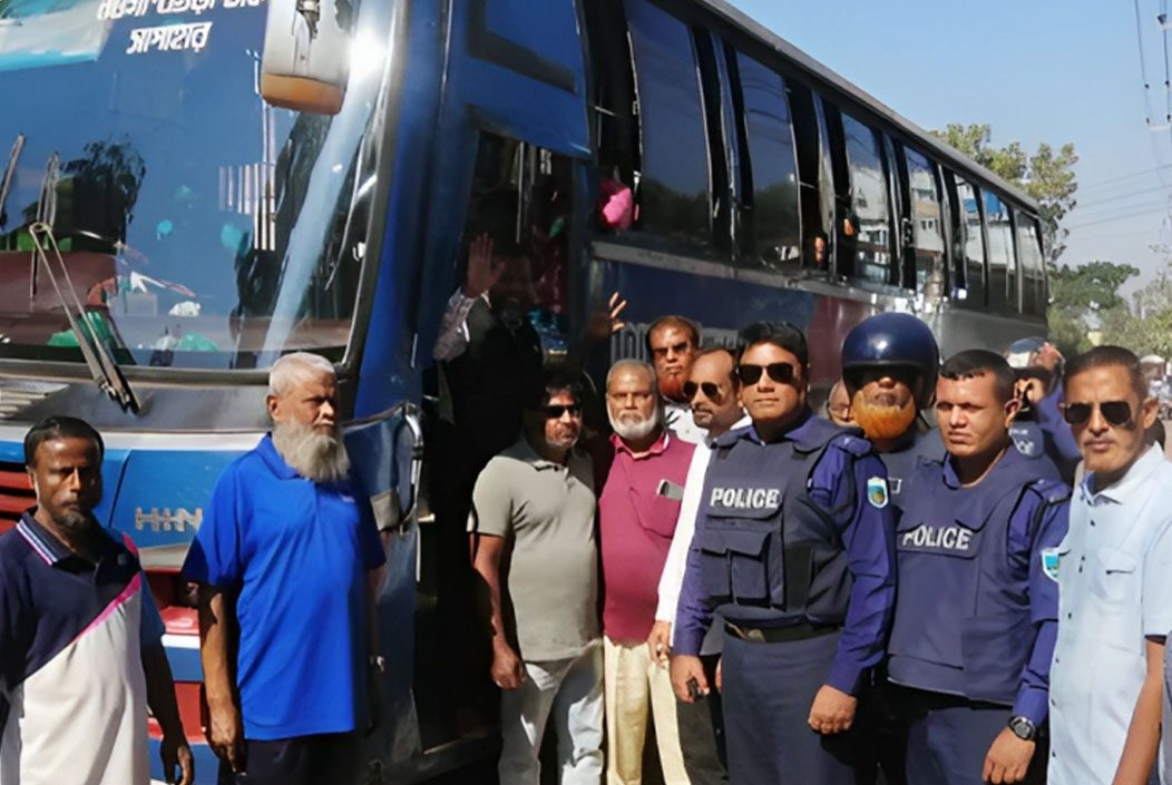 বগুড়ায় পুলিশি নিরাপত্তার মধ্যেও দূরপাল্লার বাসে মিলছে না যাত্রী