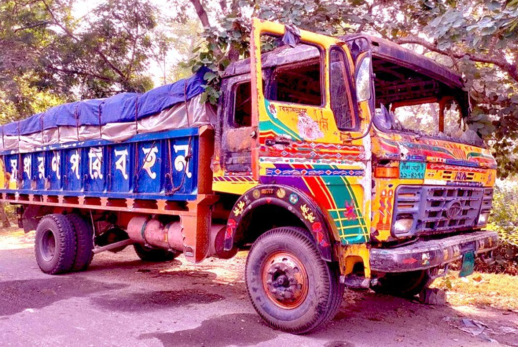 বঙ্গবন্ধু সেতুর পশ্চিম মহাসড়কে ট্রাকে আগুন