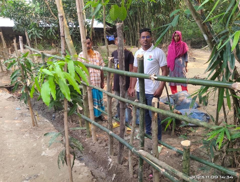 বাড়ির সামনে বাঁশের বেড়া, অবরুদ্ধ পাঁচ পরিবার