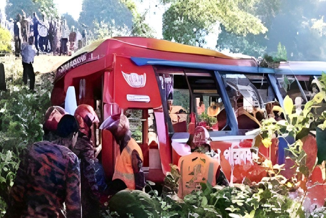 মুন্সীগঞ্জে বাস নিয়ন্ত্রণ হারিয়ে খাদে পড়ে নিহত ১, আহত ২০