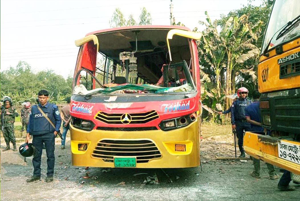 গাইবান্ধায় হরতালে পাঁচ ট্রাক-বাস ভাঙচুর