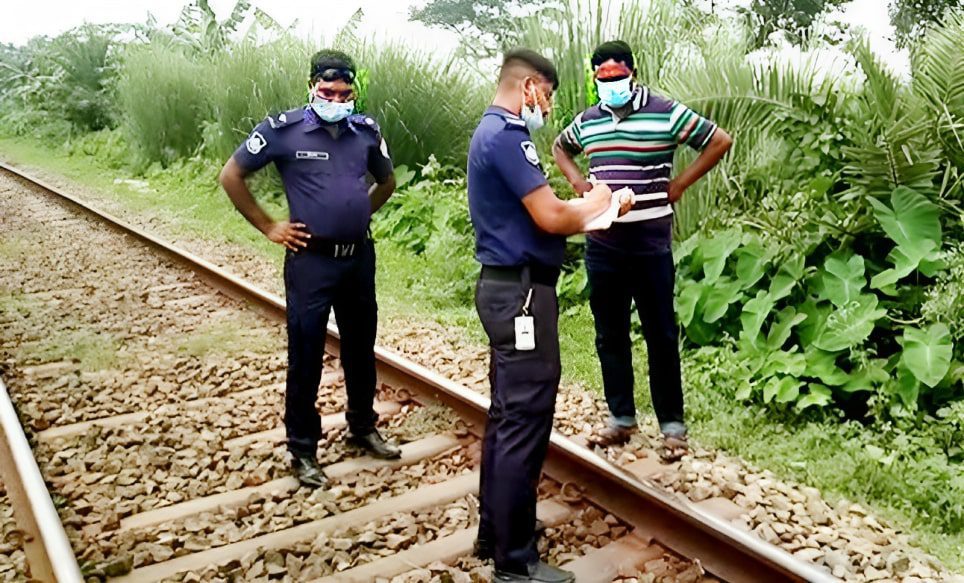 লালমনিরহাটে ট্রেনের নিচে ঝাঁপিয়ে পড়ে গৃহবধূর আত্মহত্যা