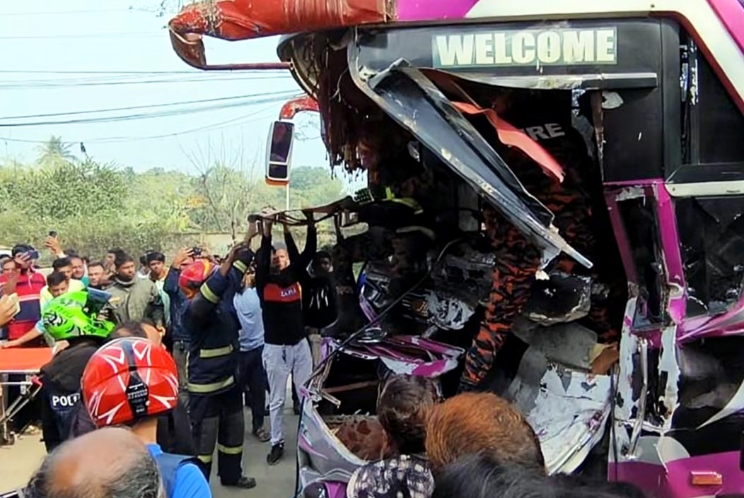 গাজীপুরের কালিয়াকৈরে ট্রাক ও বাসের সংঘর্ষে নিহত ১