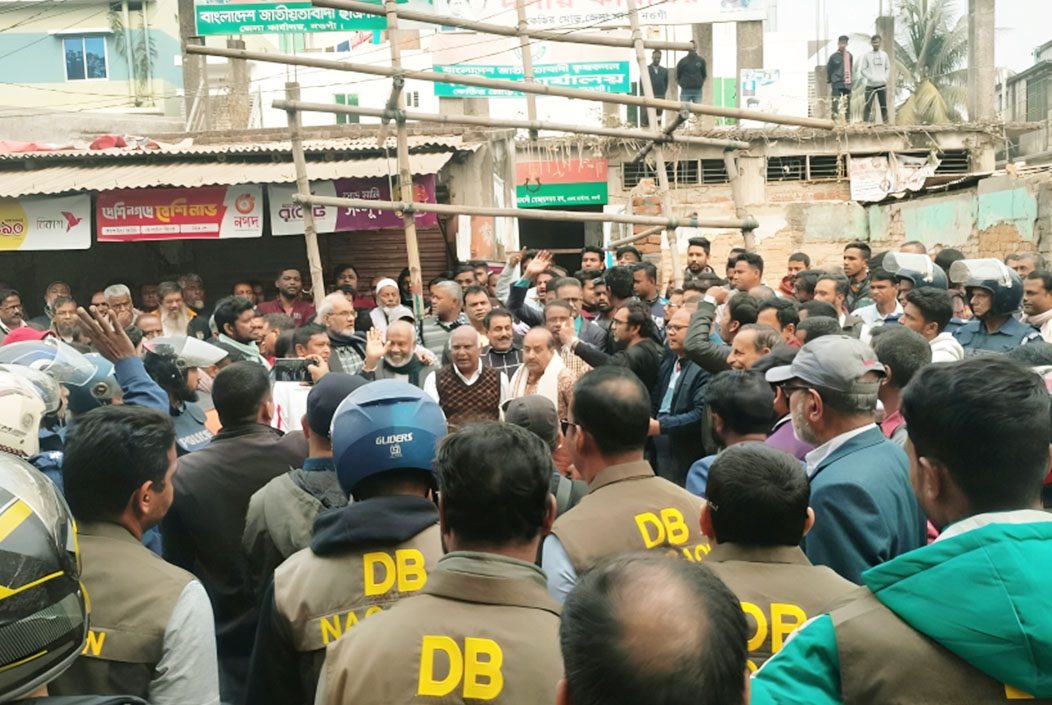 নওগাঁয় বিএনপি’র কালো পতাকা মিছিলে পুলিশের বাধা