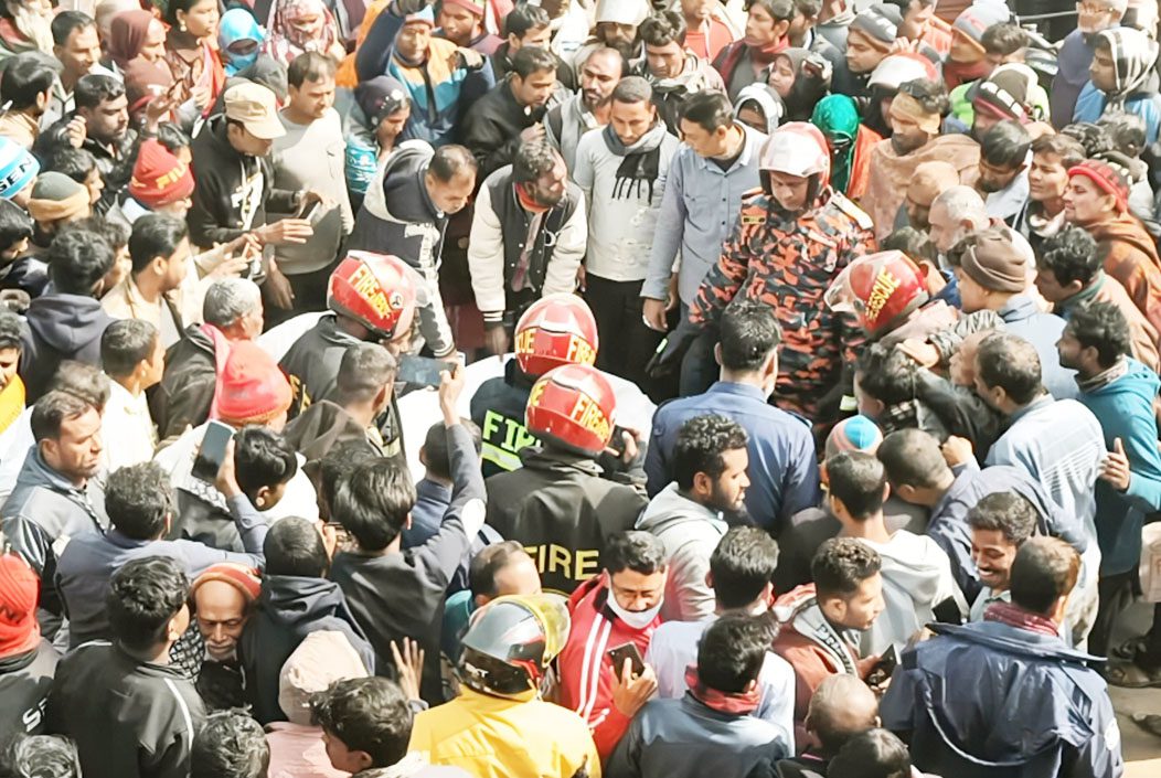 নওগাঁর বদলগাছীতে গ্রেডার মেশিনের চাপায় নিহত ১, আহত ১