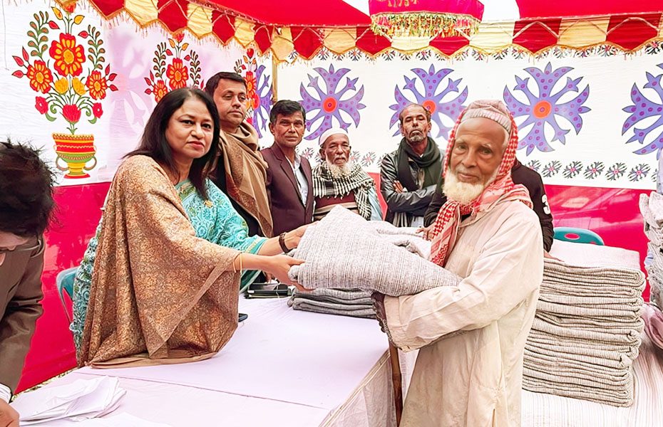 নরসিংদীর রায়পুরে শীতার্তদের মাঝে জাতীয় প্রেসক্লাব সভাপতির কম্বল বিতরণ