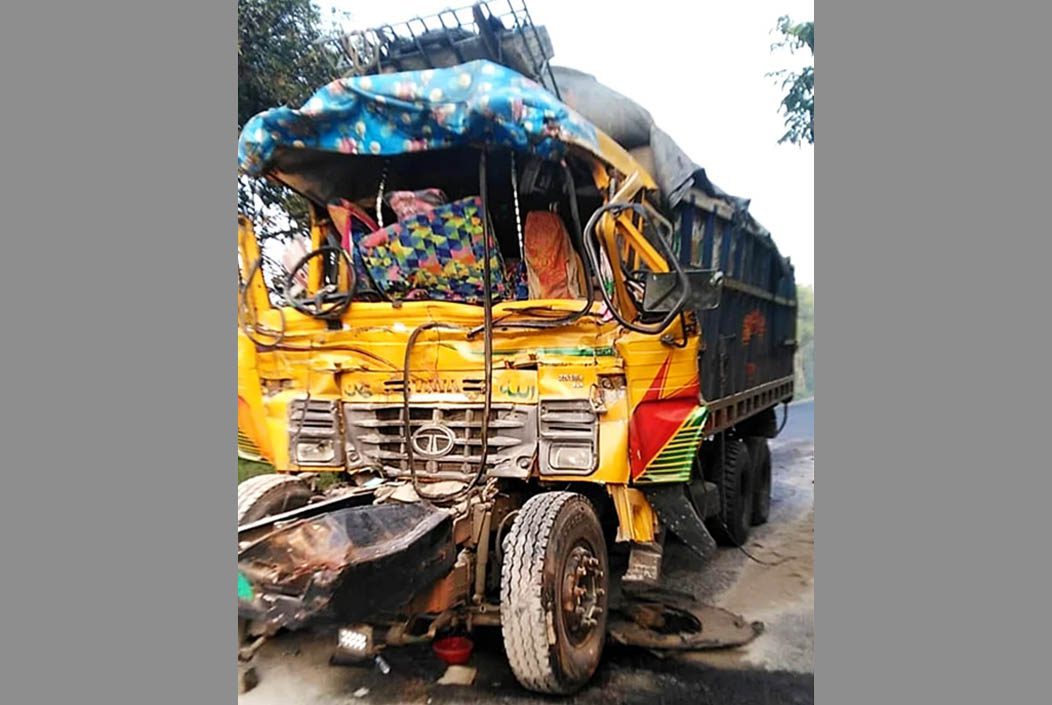 নাটোরে দু’টি ট্রাকের সংঘর্ষে চালকসহ নিহত ২