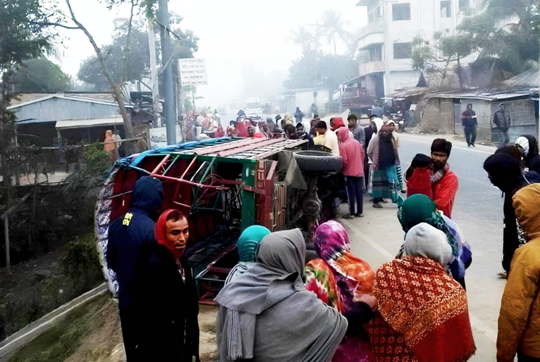 নাটোরে মৃত আত্মীয়কে দেখতে যাওয়ার পথে ভটভটি উল্টে দম্পতির মৃত্যু