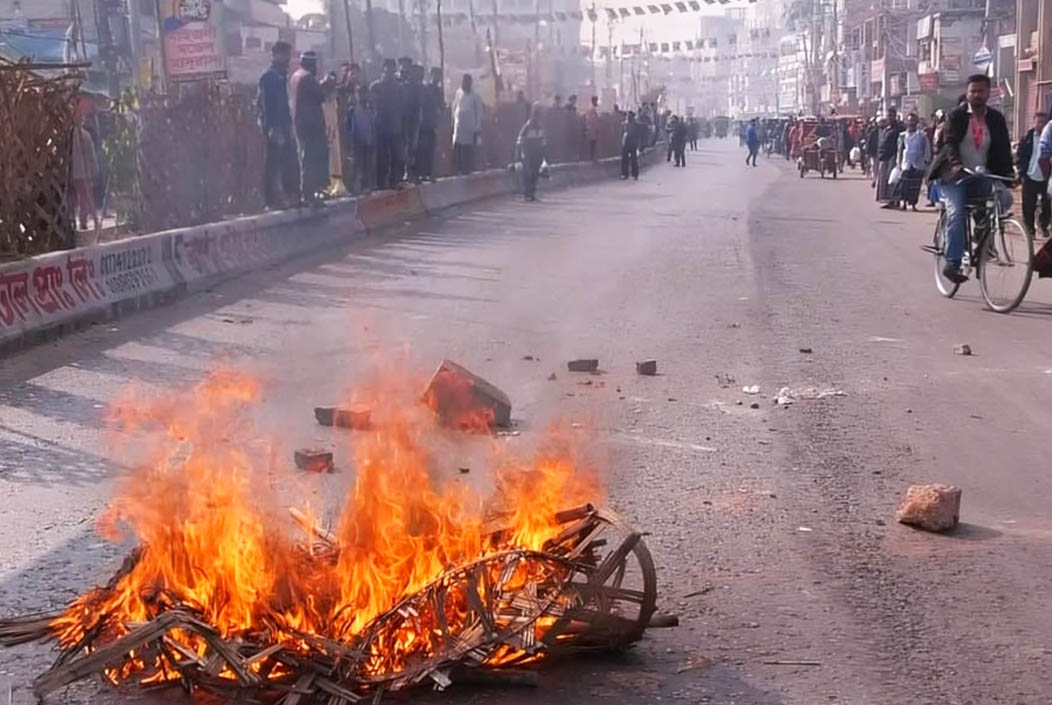 নোয়াখালীতে রাস্তায় অগ্নিসংযোগ ও ককটেল বিস্ফোরণ