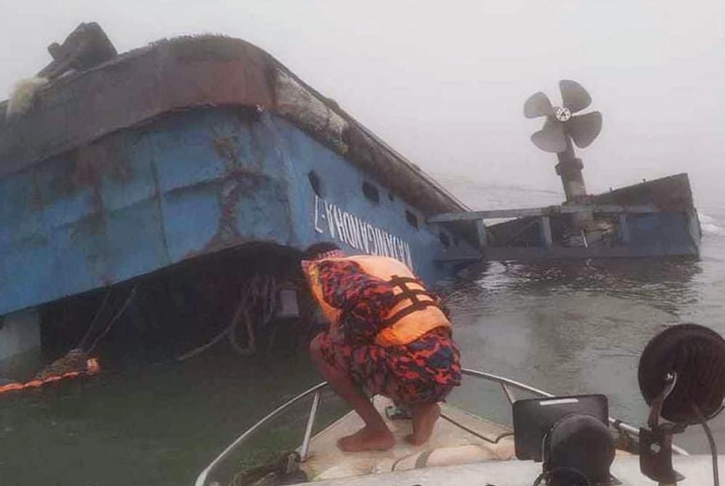 পাটুরিয়ায় ফেরি ডুবির ঘটনায় ১০ জনকে জীবিত উদ্ধার