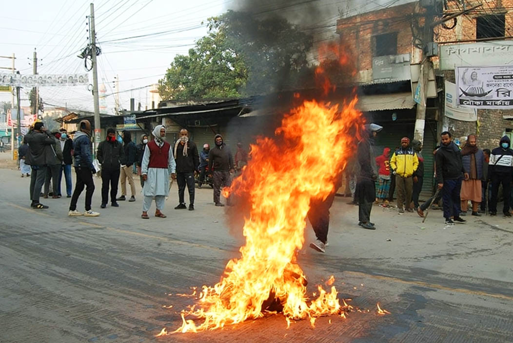 বগুড়াতে রাস্তায় টায়ার জ্বালিয়ে জামায়াত-শিবিরের পিকেটিং