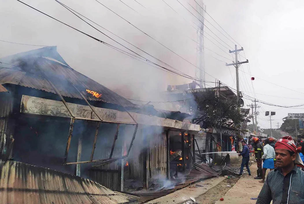 ব্রাহ্মণবাড়িয়ার বিজয়নগরে ভয়াবহ অগ্নিকান্ডে ১০টি দোকান পুড়ে ছাই