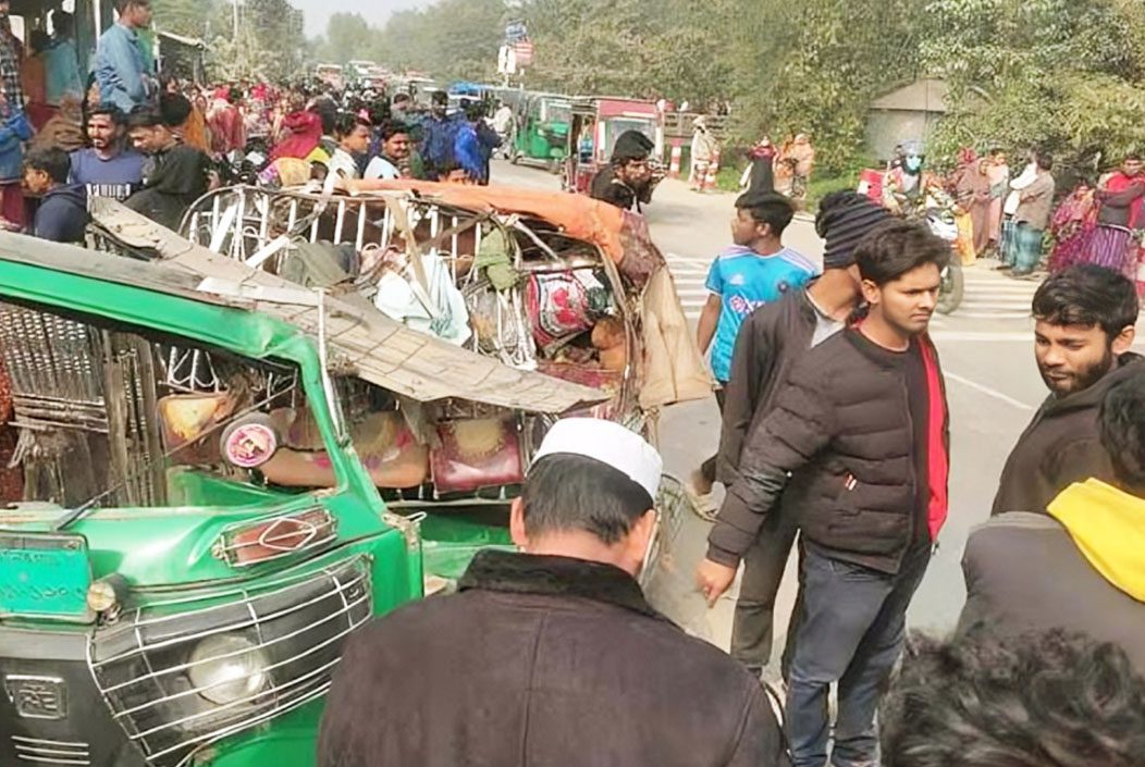 মানিকগঞ্জে ট্রাক- সিএনজি সংঘর্ষে তিনজন নিহত, আহত ৪