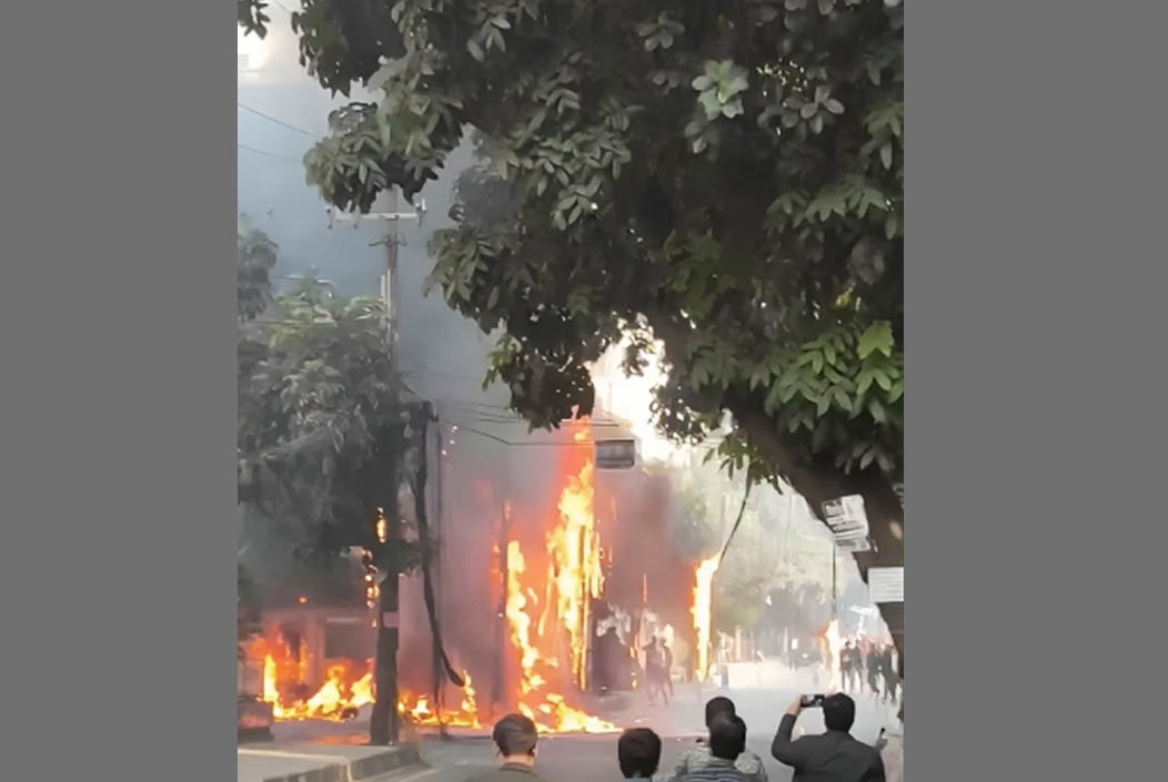 রাজধানীর গুলশানে বৈদ্যুতিক ট্রান্সফরমারে আগুন