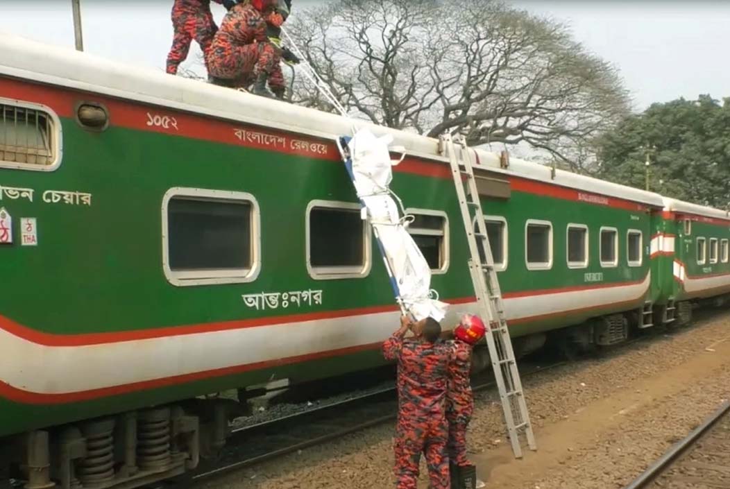 কুড়িগ্রাম এক্সপ্রেস ট্রেনের ছাদে পড়ে ছিল যুবকের রক্তাক্ত লাশ