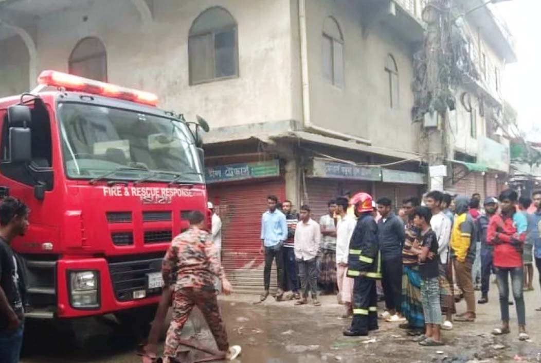 গাজীপুরের টঙ্গীতে মার্কেটে আগুন, দেড় ঘণ্টা চেষ্টার পর নিয়ন্ত্রণে