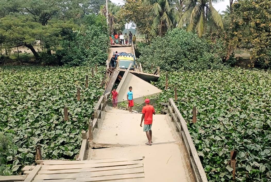 পটুয়াখালীর কলাপাড়ায় ব্রিজ ভেঙে পড়ায় ৫ গ্রামের মানুষ ভোগান্তিতে