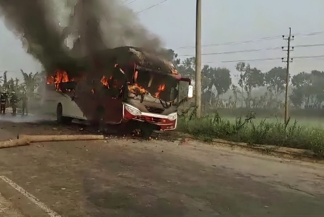 ফরিদপুরের নগরকান্দায় বাস ও মোটরসাইকেল মুখোমুখি সংঘর্ষে নিহত ১, বাসে আগুন