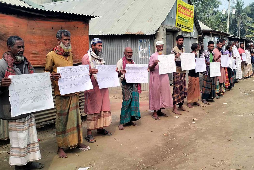 বগুড়ার শেরপুরে বালু উত্তোলন বন্ধের দাবীতে মানব বন্ধন