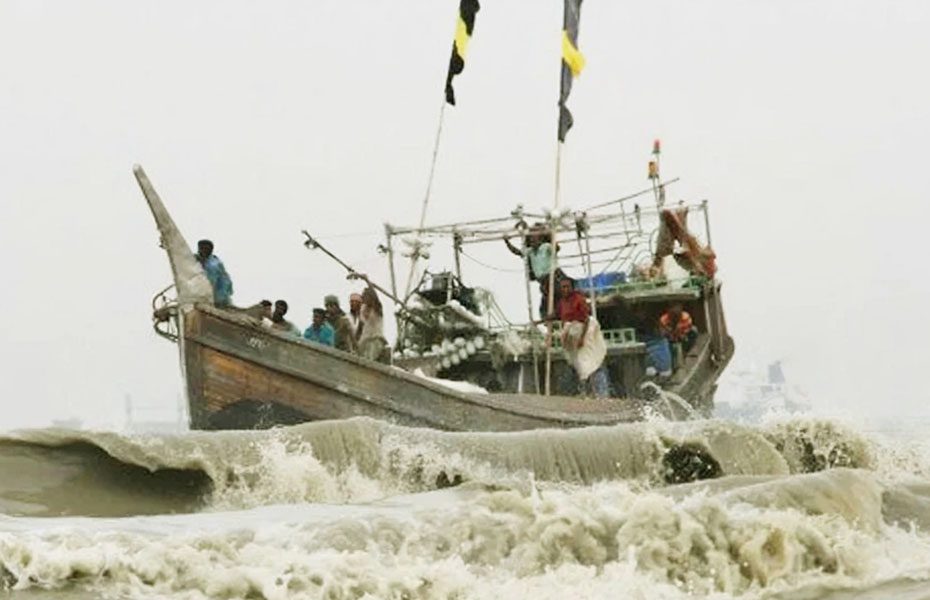 বঙ্গোপসাগরে ট্রলার ডুবি দশ ঘন্টা পর ১৮ জেলেকে উদ্ধার