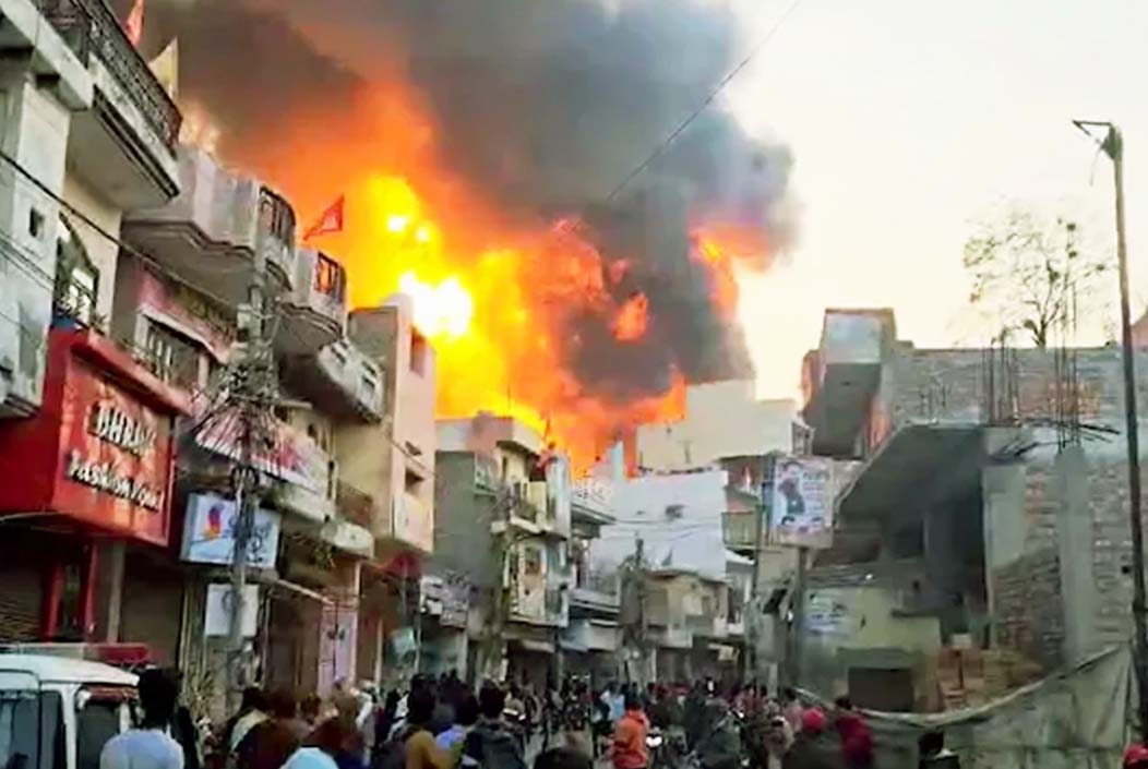 ভারতে দিল্লিতে রঙের কারখানায় অগ্নিকাণ্ড, নিহত ১১