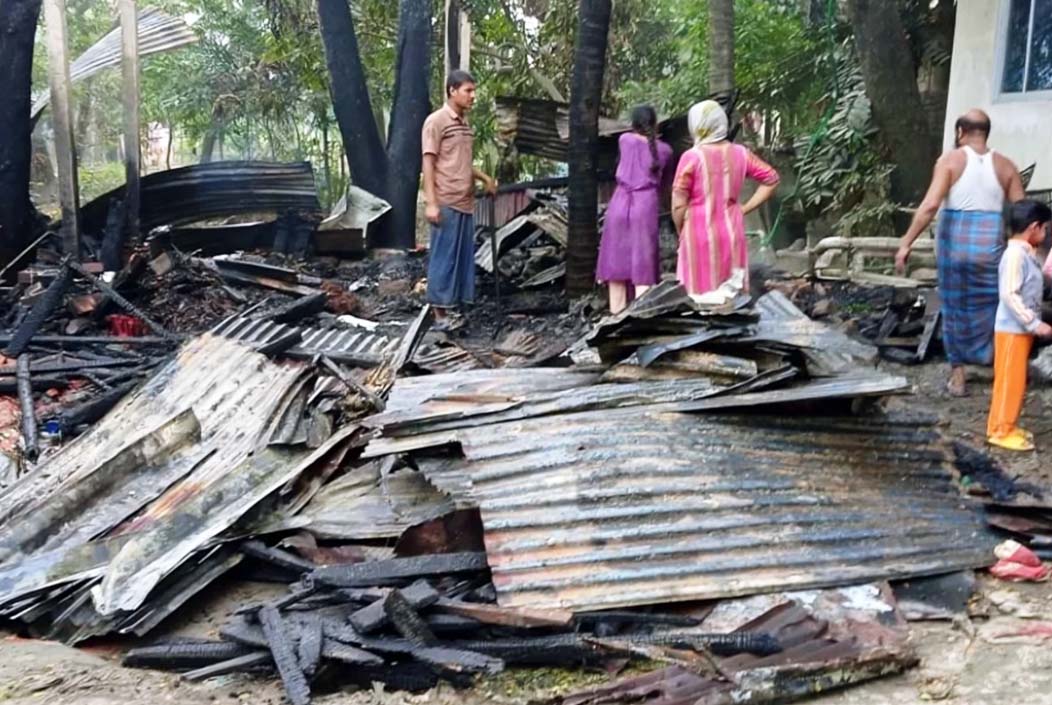 সীতাকুণ্ডে দুর্বৃত্তদের দেওয়া আগুনে ব্যবসায়ীর ঘর পুড়ে ছাই