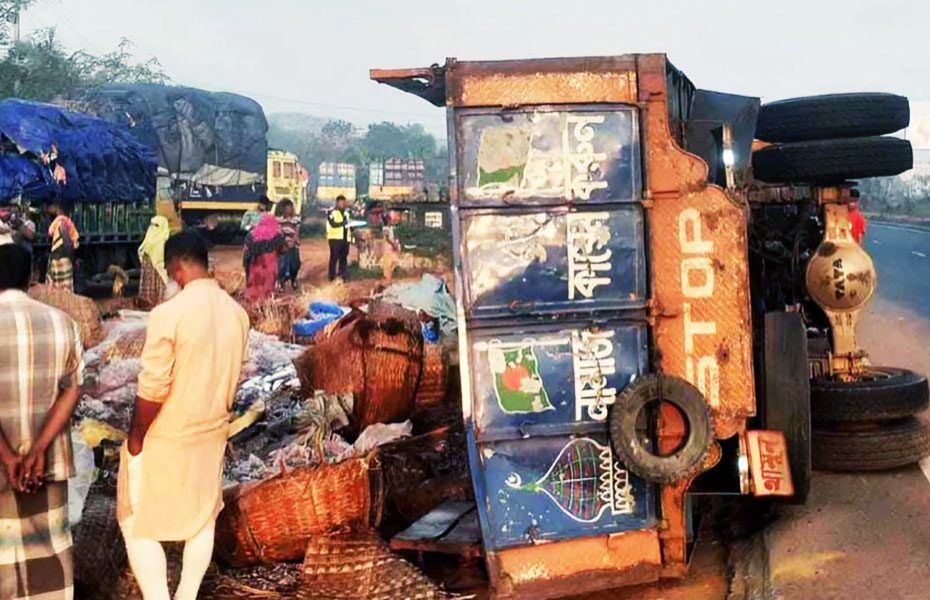 কুমিল্লায় মাছবাহী ট্রাক উল্টে ৪ জনের মৃত্যু