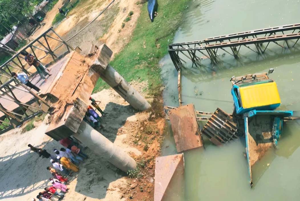 চট্টগ্রামের চন্দনাইশে পরিত্যক্ত ব্রিজ ভেঙে ট্রাক নদীতে, আহত ৩